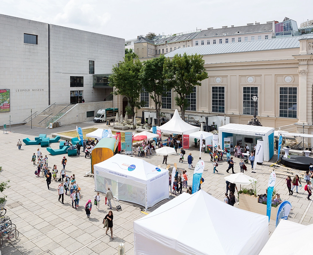 Ein Blick von oben auf den Danubeday im Jahr 2016 im Museumsquartier in Wien.