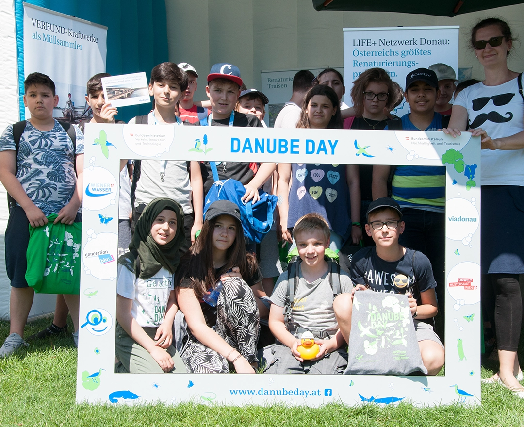 Zahlreiche interessierte Kinder besuchten den Danubeday 2019 und posieren hier für ein Foto.