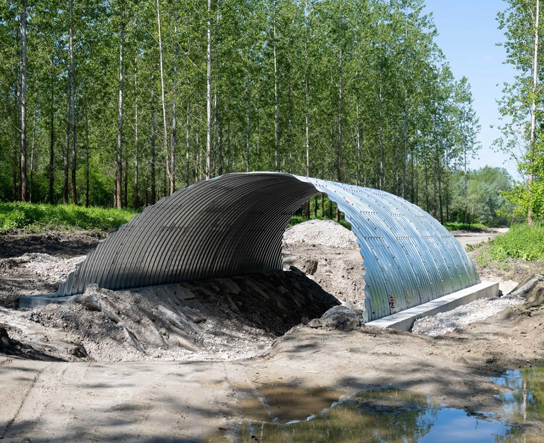 The picture shows a type of corrugated iron construction that is being carried out as part of the preparatory work for the Abwinden-Asten fish pass.