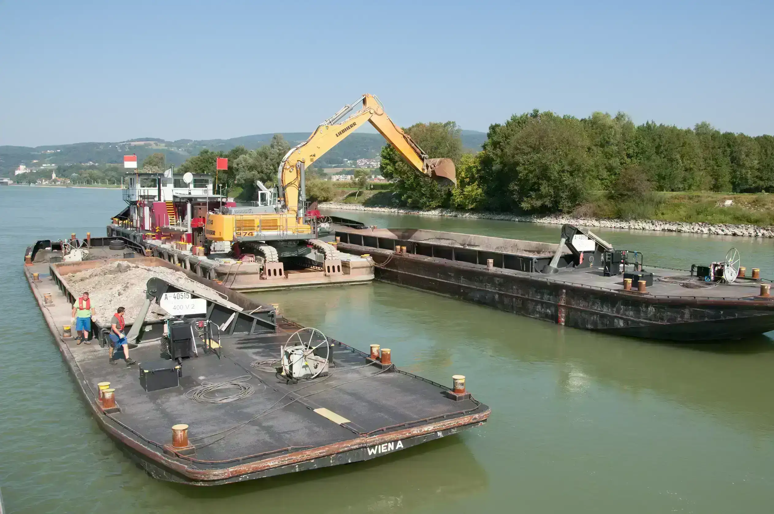 Dredging work was carried out directly on the Danube near Ybbs as part of the renaturation project. A dredger was traveling on a ship on the Danube.