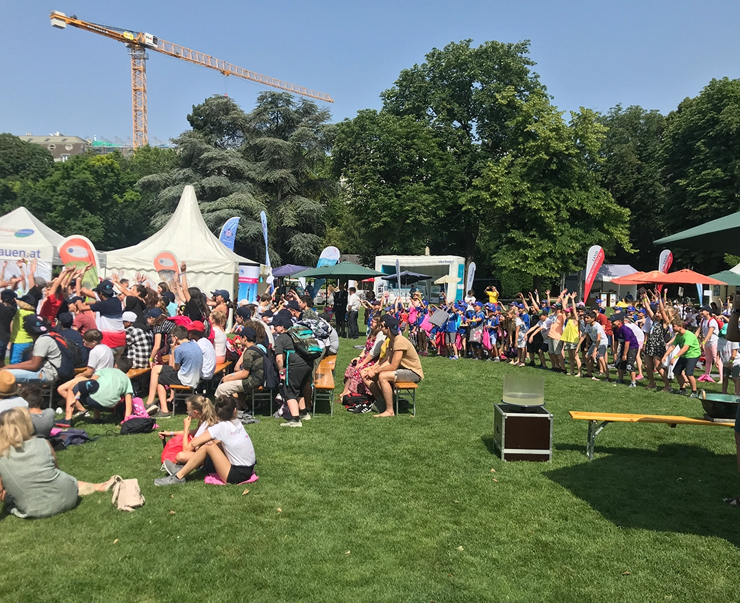 Many interested people visited Danubeday in 2019. Here you can see families on a meadow in bright sunshine.